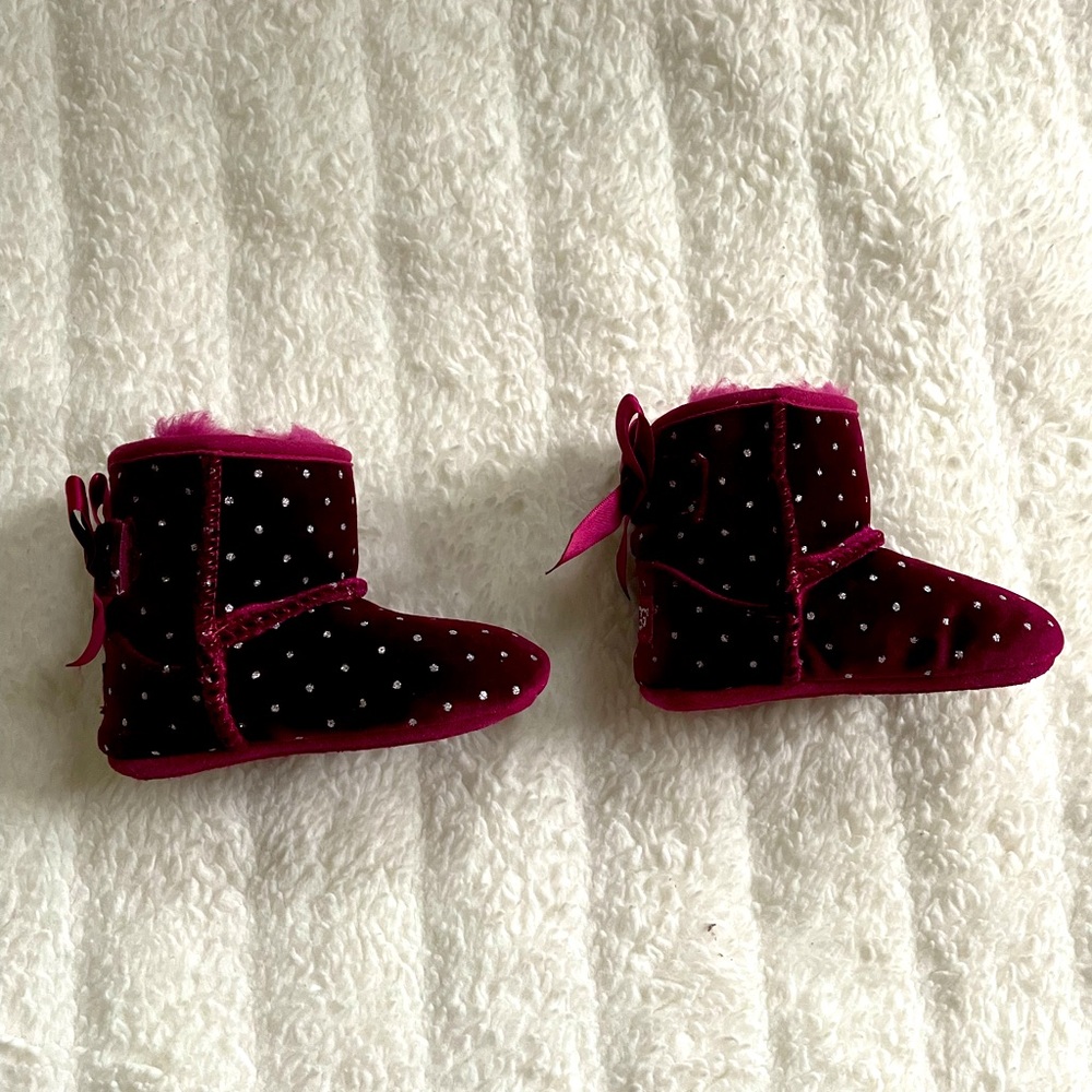 Ugg Jesse Bow Starlight Infant Lonely Hearts 2-3 infant baby girl